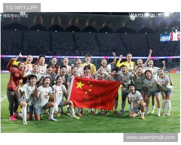 最新女足世界杯奖杯图片集锦，展现全球顶级女足运动员追逐荣耀的精彩瞬间